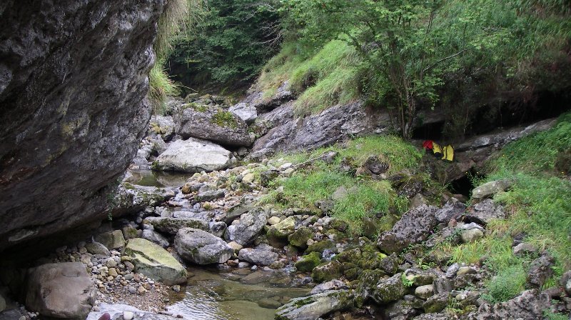 08.2007 050 - Copie.jpg
La Fuente Clara, en rive gauche et au fond de la gorge du río Miera
Fichier manquant